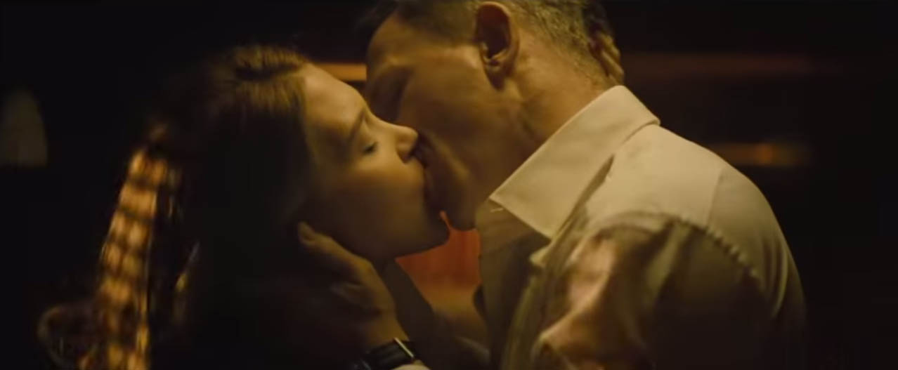 Spectre 2015 action film Daniel Craig and Lea Seydoux kiss