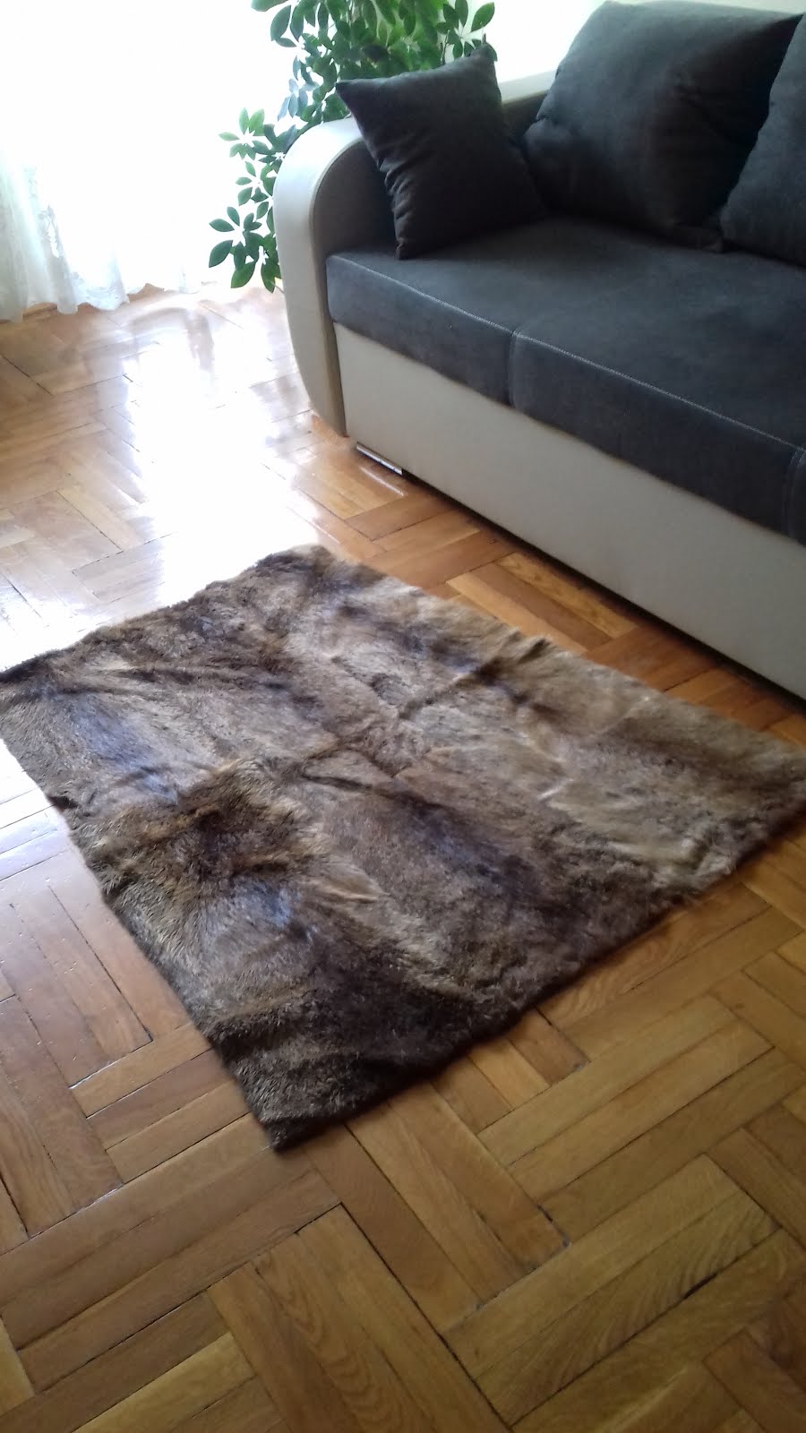 Szőrme szőnyegek változatos szín és méret Fur rugs in different colors and sizes / Pelzteppiche in