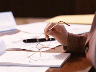 Reclutador tomando notas de un CV Reclutador tomando notas de un CV
