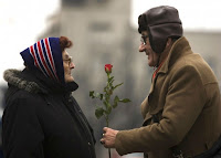 Quando cortas uma flor para ti simplesmente, Começas a perdê-la a partir deste momento,
