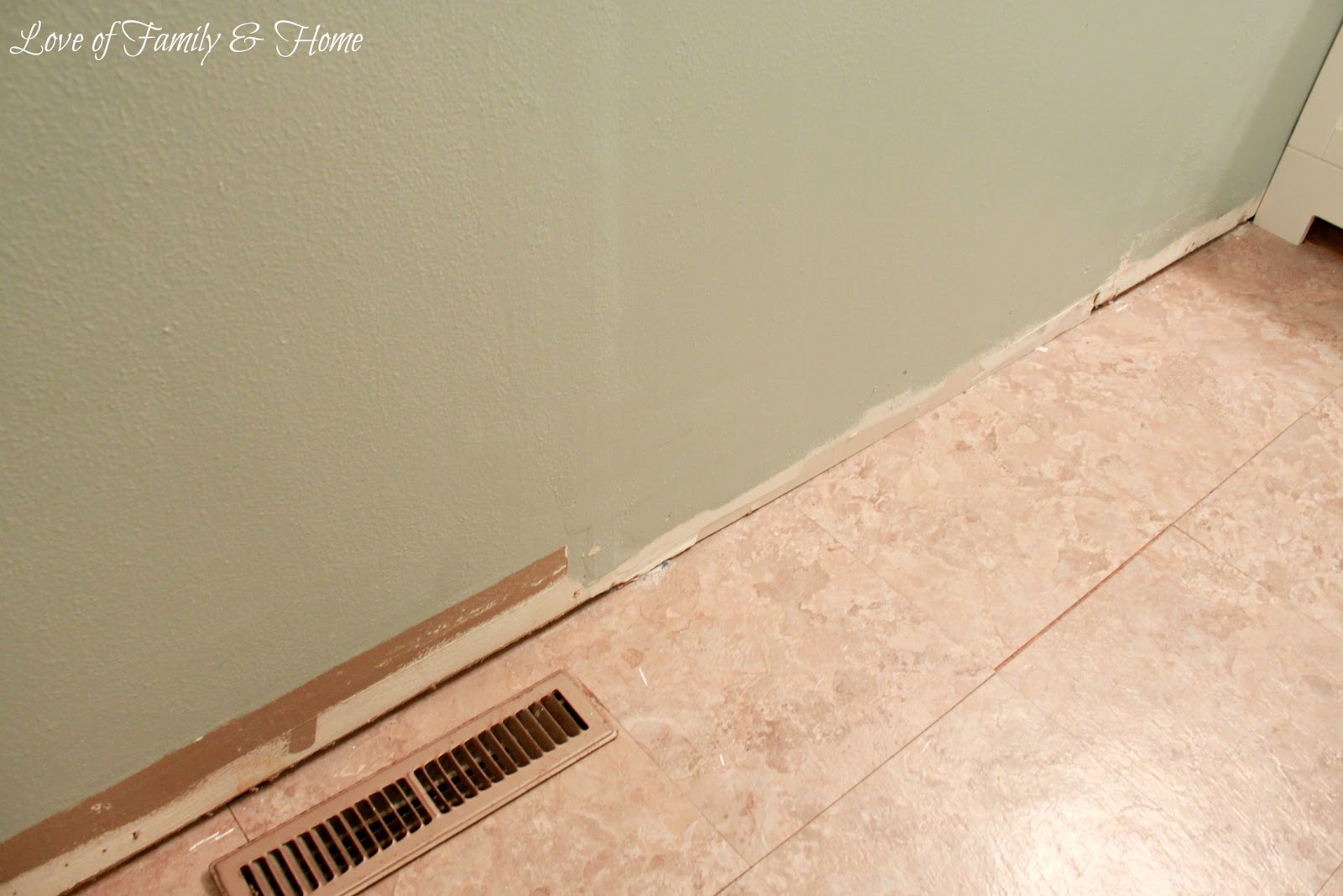 http://4.bp.blogspot.com/-hMQujzs-tPs/UHTQyWL_f3I/AAAAAAAAKRc/kcwzkgWq_PY/s1600/Beadboard%2BWallpaper%2Btutorial%2B2.jpg
