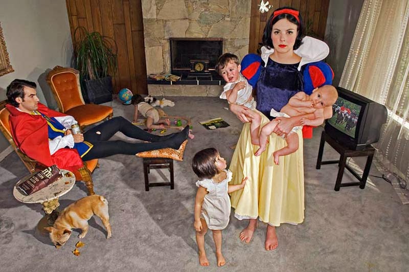 Dina Goldstein, Fallen Princesses, Snow White, Blanca Nieves Dina Goldstein, Fallen Princesses, Snow White, Blanca Nieves