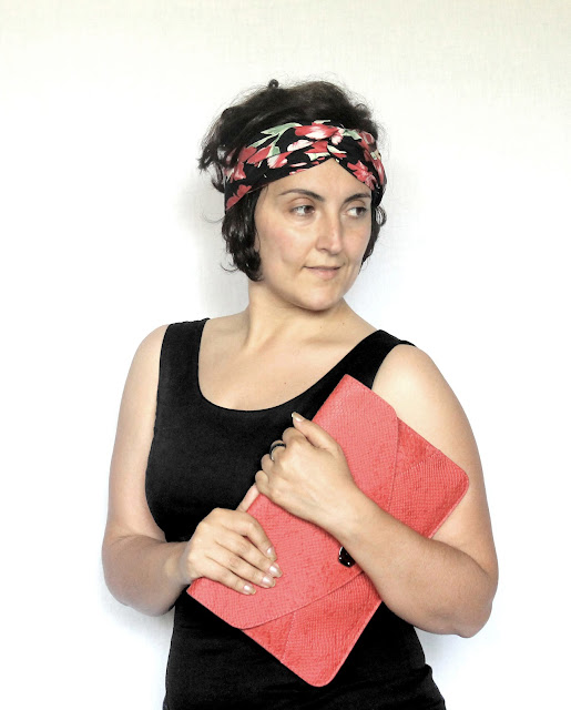 Curvy girl little black dress A curvy outfit with a little black dress and a handmade turban headband