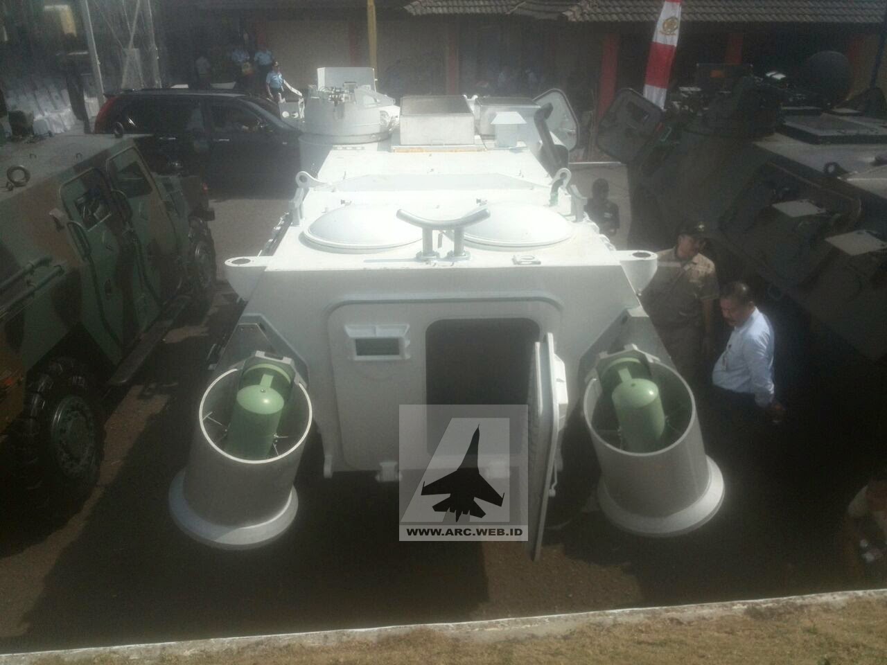 Anoa Buatan Pindad Dengan Kemampuan Amfibi Anoa Buatan Pindad Dengan Kemampuan Amfibi
