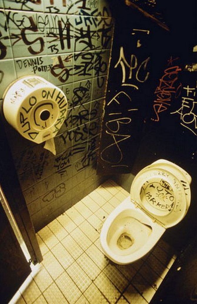 Toilet graffiti juXt Kidding