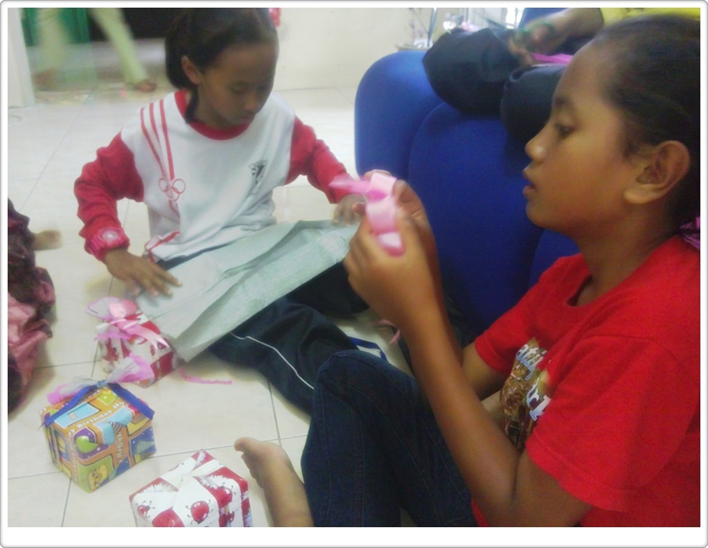 cara membalut hadiah