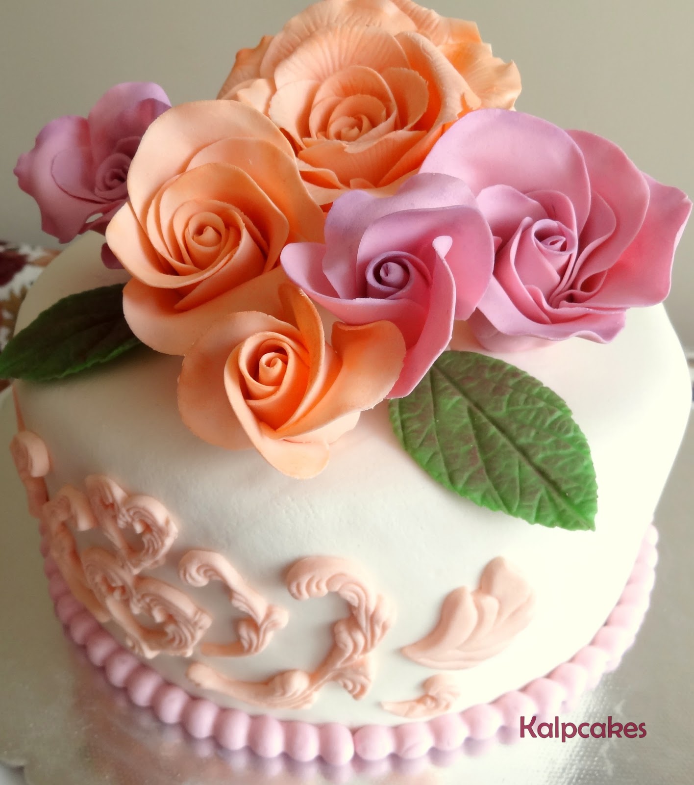 KALPCAKES Mutlu günlere butik lezzetler! Şekerden güllerle süslü pasta