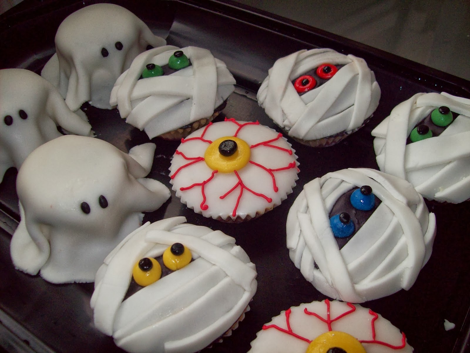 Spooky Halloween cupcakes decorations
