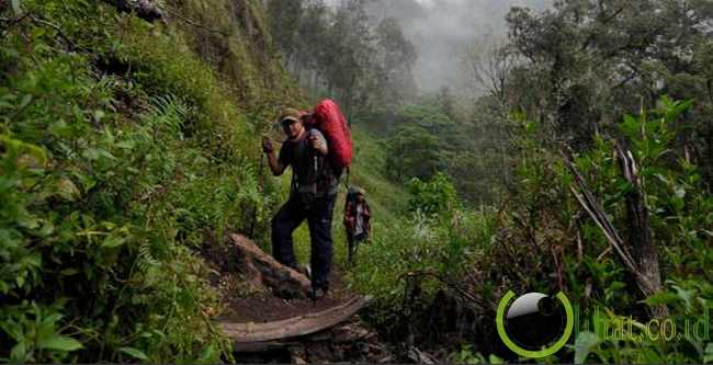 5 Gunung di Indonesia yg Angker untuk di Daki