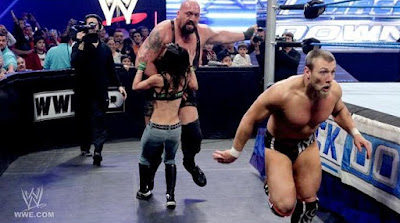 imagen del big show arroyando a la inocente novia de daniel bryan el smackdown
