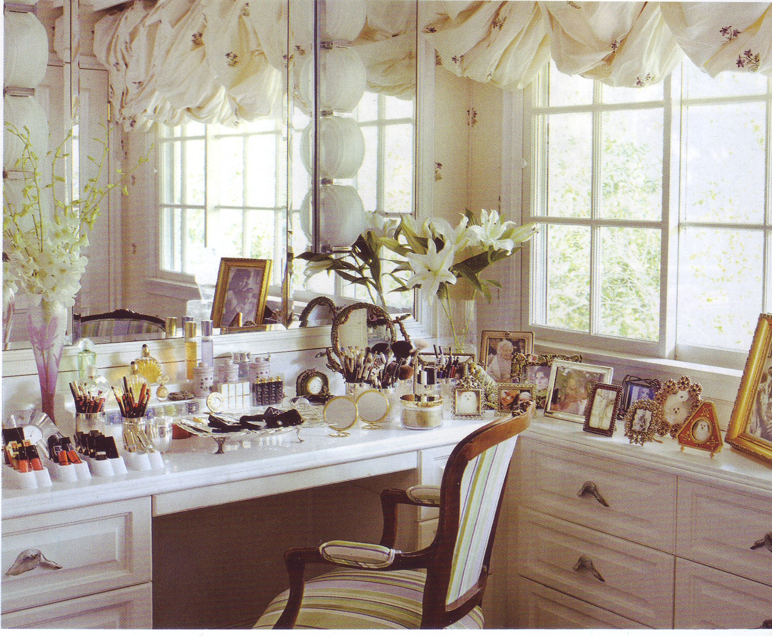 http://4.bp.blogspot.com/-hZd2ZUm28oc/TjNl4PVOH1I/AAAAAAAADwI/2YXX9JOFjFw/s1600/gracie%2Bjewellery%2Belizabeth%2Btaylor%2Bhome%2B13.jpg