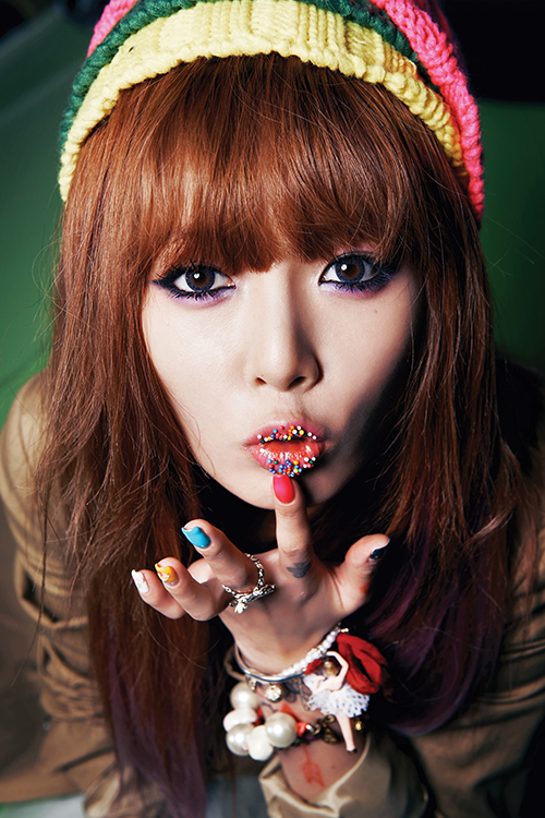 http://4.bp.blogspot.com/-ha9uQ4RM5RQ/UIVfDxVyKrI/AAAAAAAAShc/gIVnLreNxho/s1600/HyunA-Icecream-Jacket12.jpg