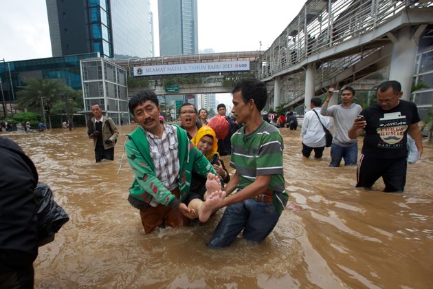 Foto - Foto Banjir Jakarta Tahun 2013 Foto - Foto Banjir Jakarta Tahun 2013