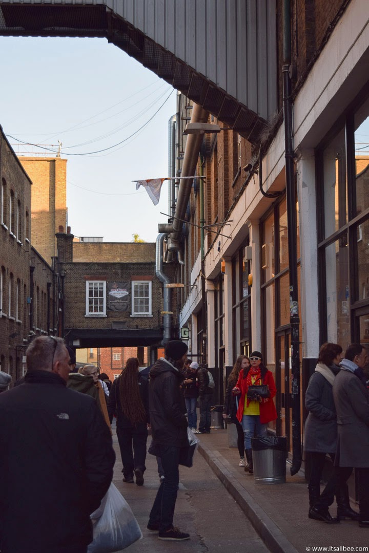 Shopping On Shoreditch High Street | London Must-Dos #eastlondon #shopping #bricklane #tips #retailtherapy #markets #shoreditch #traveltips Vintage market in brick lane