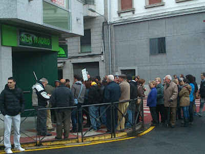 Manifestantes junto a la puerta de Caja MAdrid, Béjar