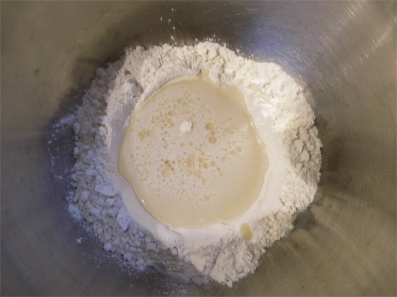 Brötchen-Teig mit angerührter Hefe und übrigen Zutaten mischen. Brötchenteig in Rührschüssel