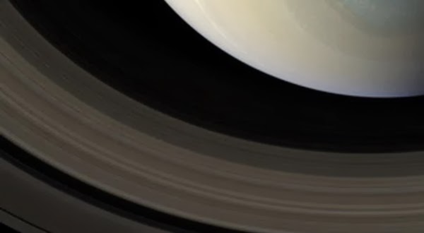 Inilah Warna Asli Kutub Planet Saturnus