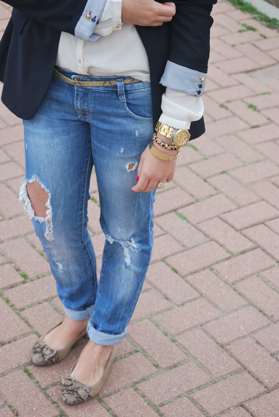 RIPPED JEANS.