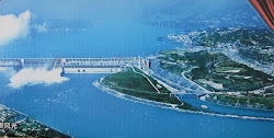 Photo aérienne du barrage et des écluses à droite
