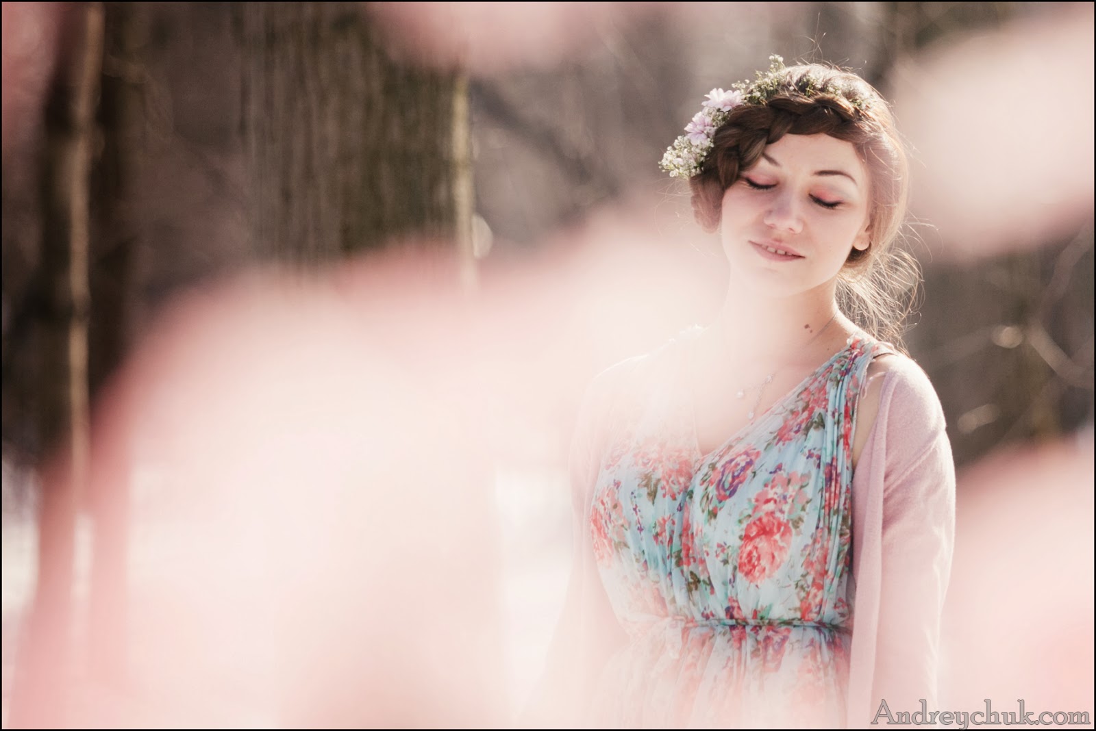весеннее фото молодой девушки в лесу, лиричное настроение