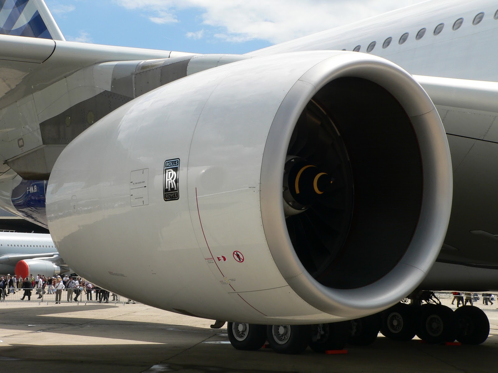 http://4.bp.blogspot.com/-hhsaTsuIzn8/TyOZdP_HQ0I/AAAAAAAAHcs/JLjvWiP0x1Q/s1600/a380_engine.jpg