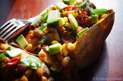 http://knusperkabinett.blogspot.ch/2015/03/baked-sweet-potatoes-auf-avocadocarpacci-mit-bohnenchili.html