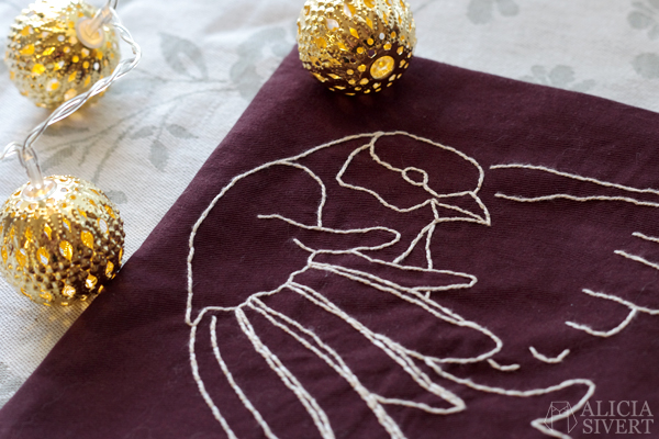 Great tit embroidered pouch by Alicia Sivertsson, 2015. Great tit embroidered pouch by Alicia Sivertsson, 2015. Aliciasivert, alicia sivert, broderi, embroidery, chickadee, talgoxe, konsthantverksdagen spånga 2015, diy, sy, sömnad, saksamlarpåse, påse, börs, skapa, skapande, kreativitet, textile, textil, tyg, inspiration
