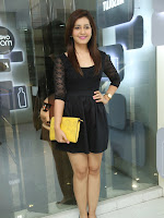 Rashi Kanna latest glam pics in Black-cover-photo
