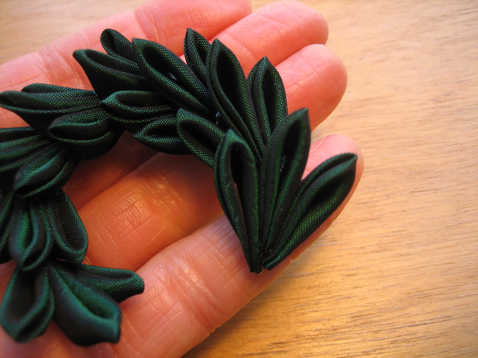 Sadie's Kanzashi Blog Christmas Kanzashi (with a little tutorial)