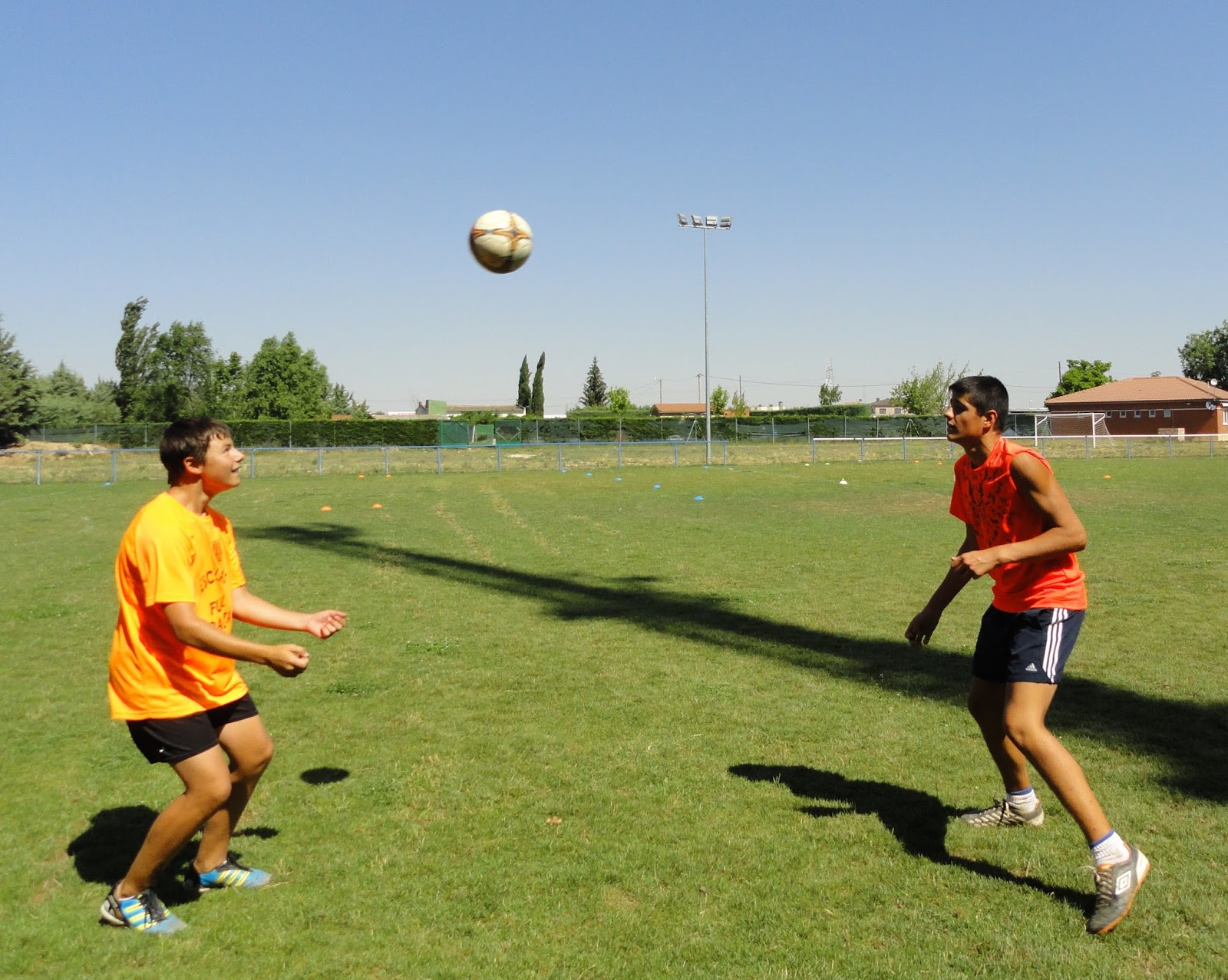 EJERCICIOS DE GOLPEO CON LA CABEZA AL BALÓN EDUCACIÓN FÍSICA ACTUAL