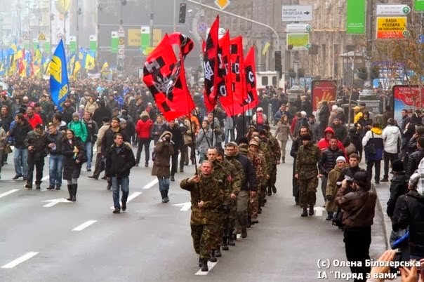 plaza+Maidan,+miembros+del+grupo+nazi+Autodefensa+Ucr.jpg