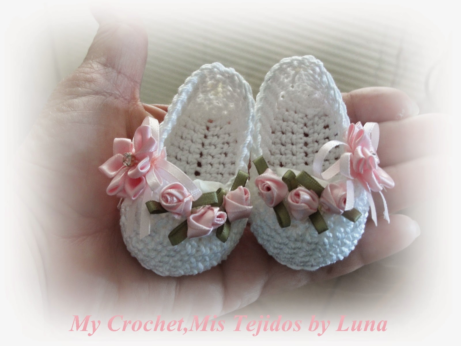 Baby Booties - for a baby girl / Zapatitos para una Bebe recien nacida