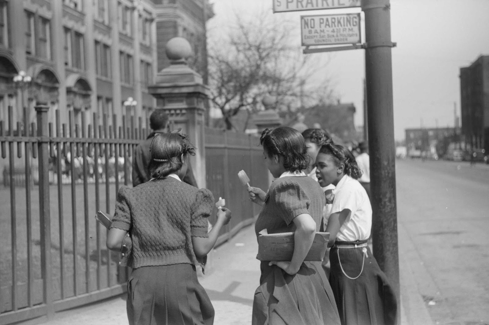 Edwin+Rosskam+-+Young+people+outside+of+Negro+high+school%252C+Black+Belt%252C+Chicago%252C+Illinois%252C+1941.jpg
