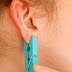Ce qui arrive lorsqu'elle place une pince à linge sur son lobe d'oreille est vraiment dingue!