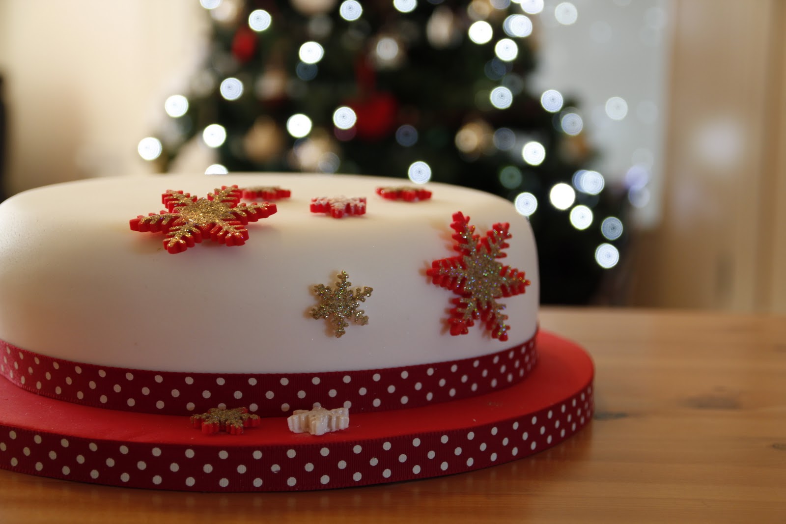 Cross My Apple Tart: Icing a round Christmas cake with sugarpaste