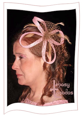 Tocado realizado en sinamay en tonos rosa y oro envejecido por Lebasy Tocados. Tocado realizado en sinamay en tonos rosa y oro envejecido por Lebasy Tocados.