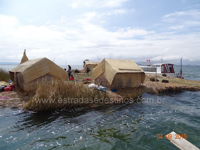 Ilha de totora no Lago Titicaca - Puno/Peru Ilha de totora no Lago Titicaca - Puno/Peru