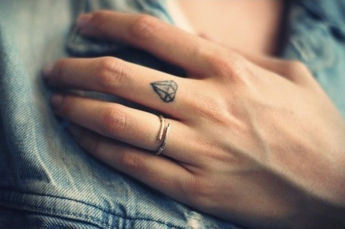 Le topic Piercings/Tatoos - Page 8 Mini+tatouage+doigt+diamant