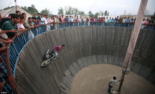 http://4.bp.blogspot.com/-hrbQDQhTYws/TkujodSpL1I/AAAAAAAAHTE/58c3vqY3jy4/s1600/wallof_death_india_01.jpg