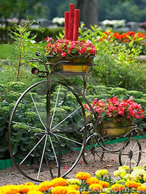 Icono Interiorismo: Decorar el jardín con bicicletas