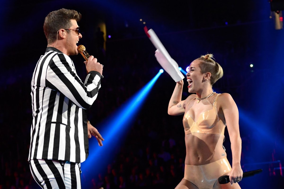 http://4.bp.blogspot.com/-hteA1fYqSMc/UhtDG7ti8gI/AAAAAAAAWKk/CIgYl4TpA7g/s1200/Miley-Cyrus-performance-at-MTV-VMA-2013-2223065.jpg