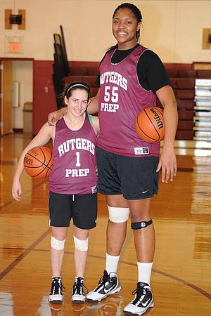 really tall basketball kplayer next ot shor t girl really tall basketball kplayer next ot shor t girl
