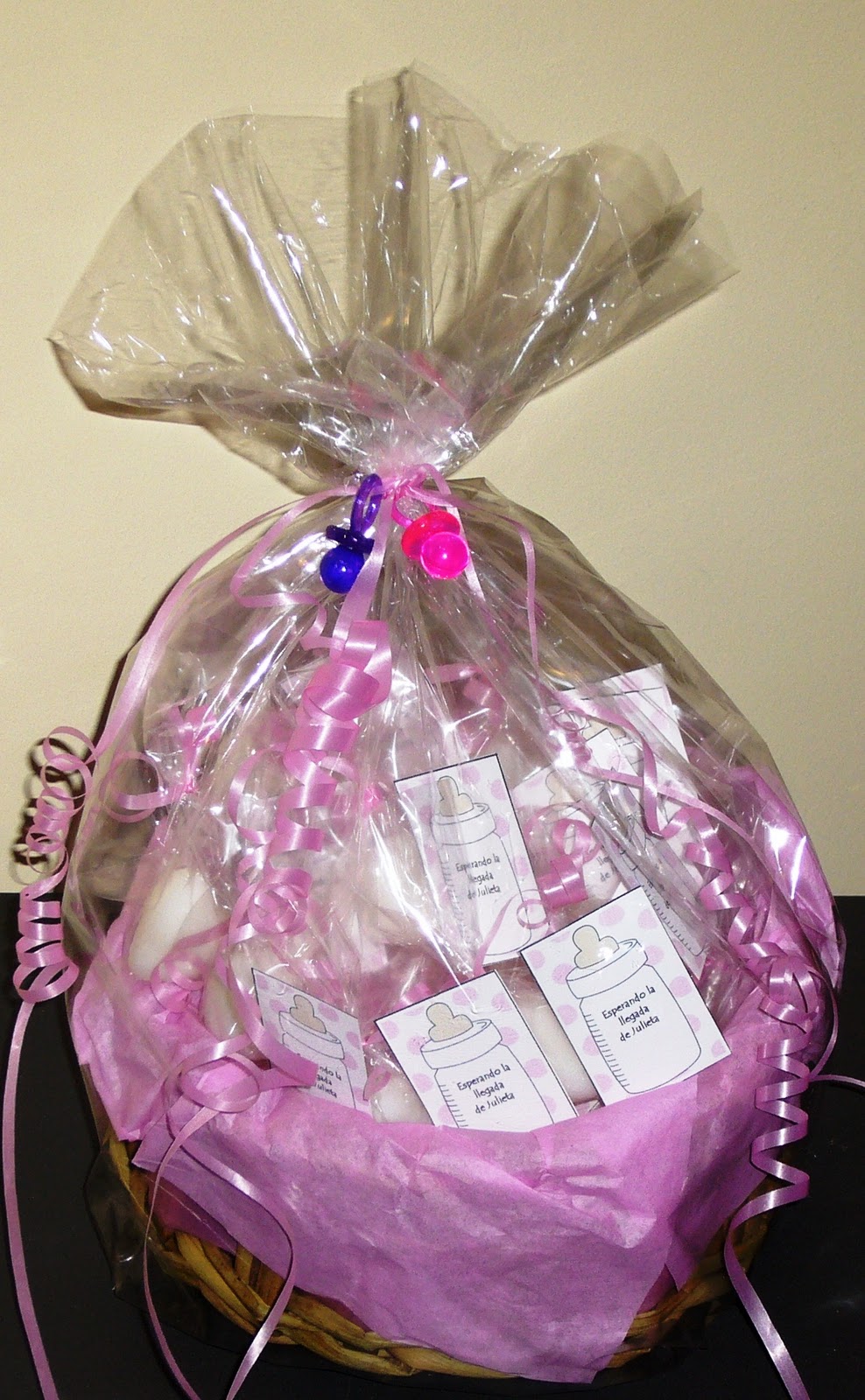 Como adornar una canasta para baby shower Imagui