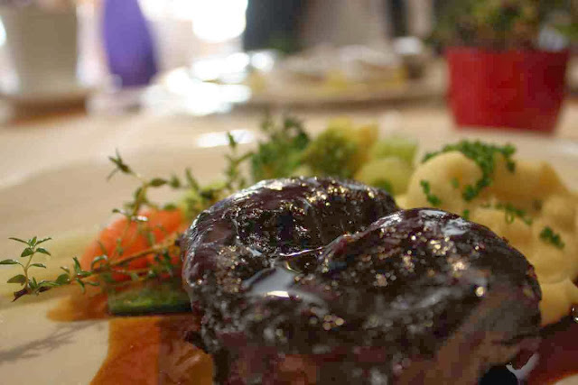 Kalbsbackerl mit Pastinakenpürree und glaciertem Gemüse © Copyright Monika Fuchs, TravelWorldOnline