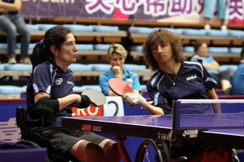 Isabelle et Geneviève Clot en double