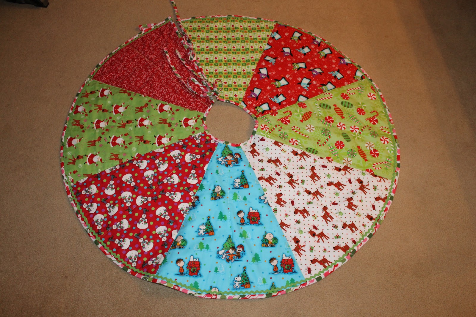 28 Beautiful Patterns Of Quilted Christmas Tree Skirt The Funky Stitch