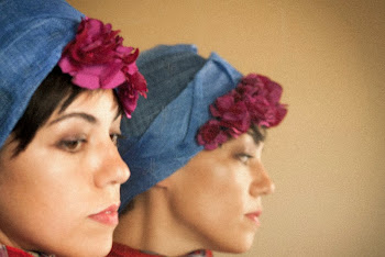 Turbante de sinamay azul con adorno floral de seda salvaje