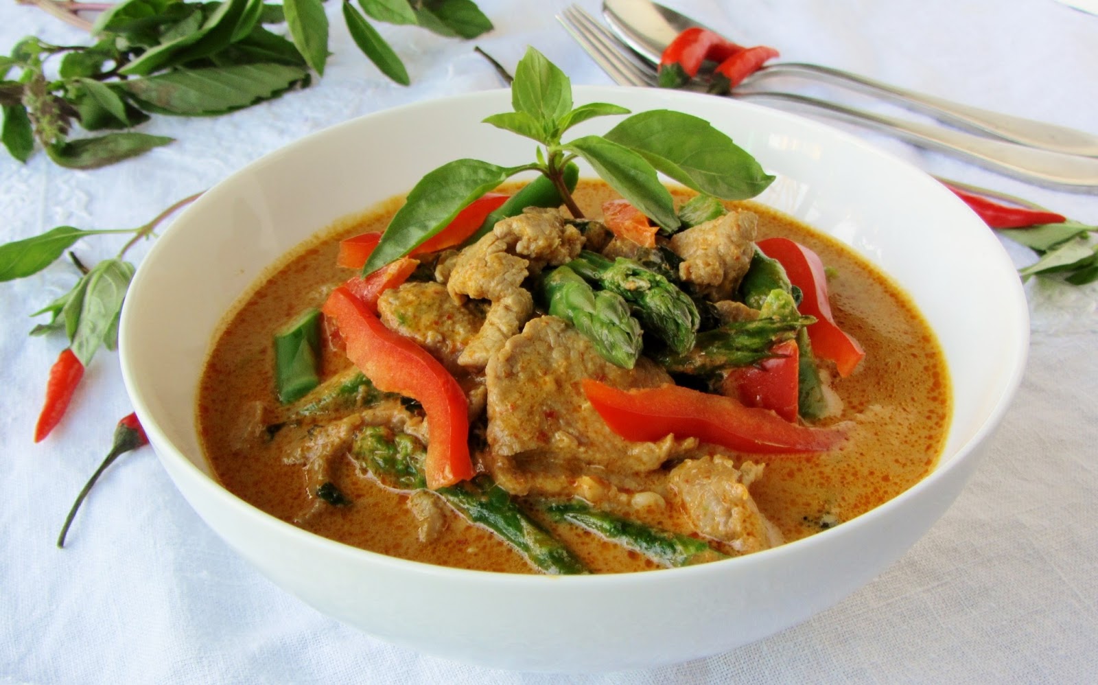 Let's eat......simple! Thai Red Curry Pork with Asparagus