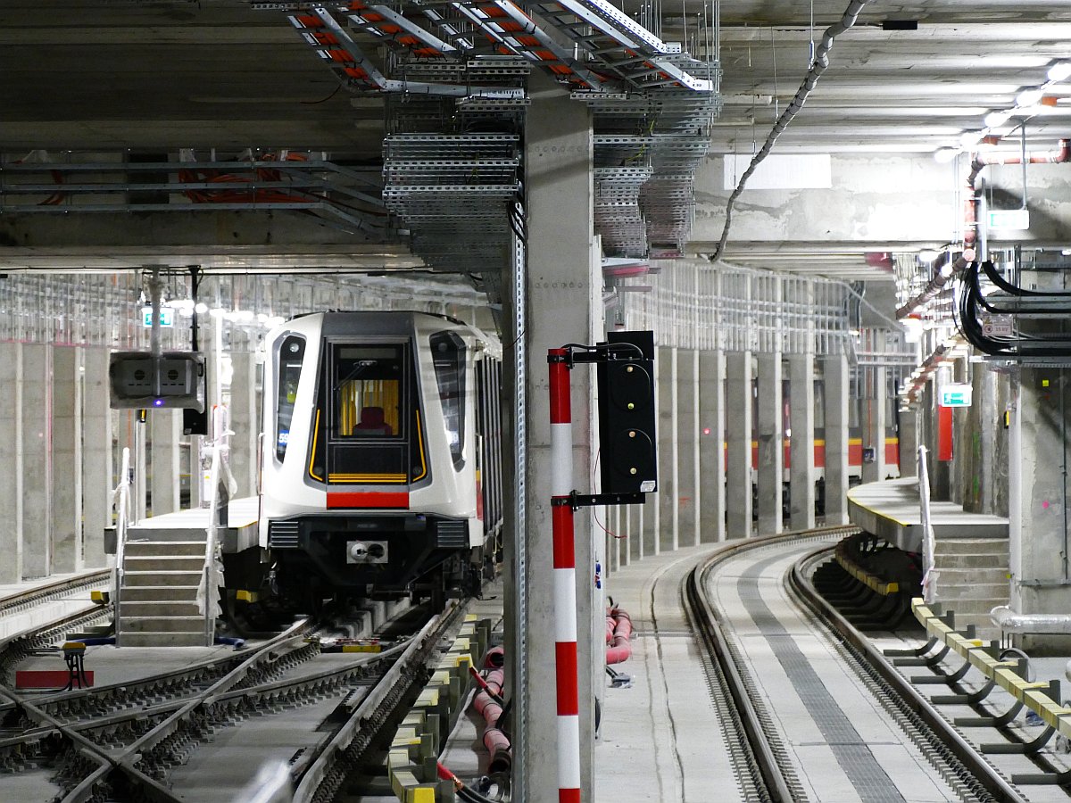 Na torach odstawczych stacji Fworzec Wileński stał elektryczny zespół trakcyjny metra Siemens Inspiro