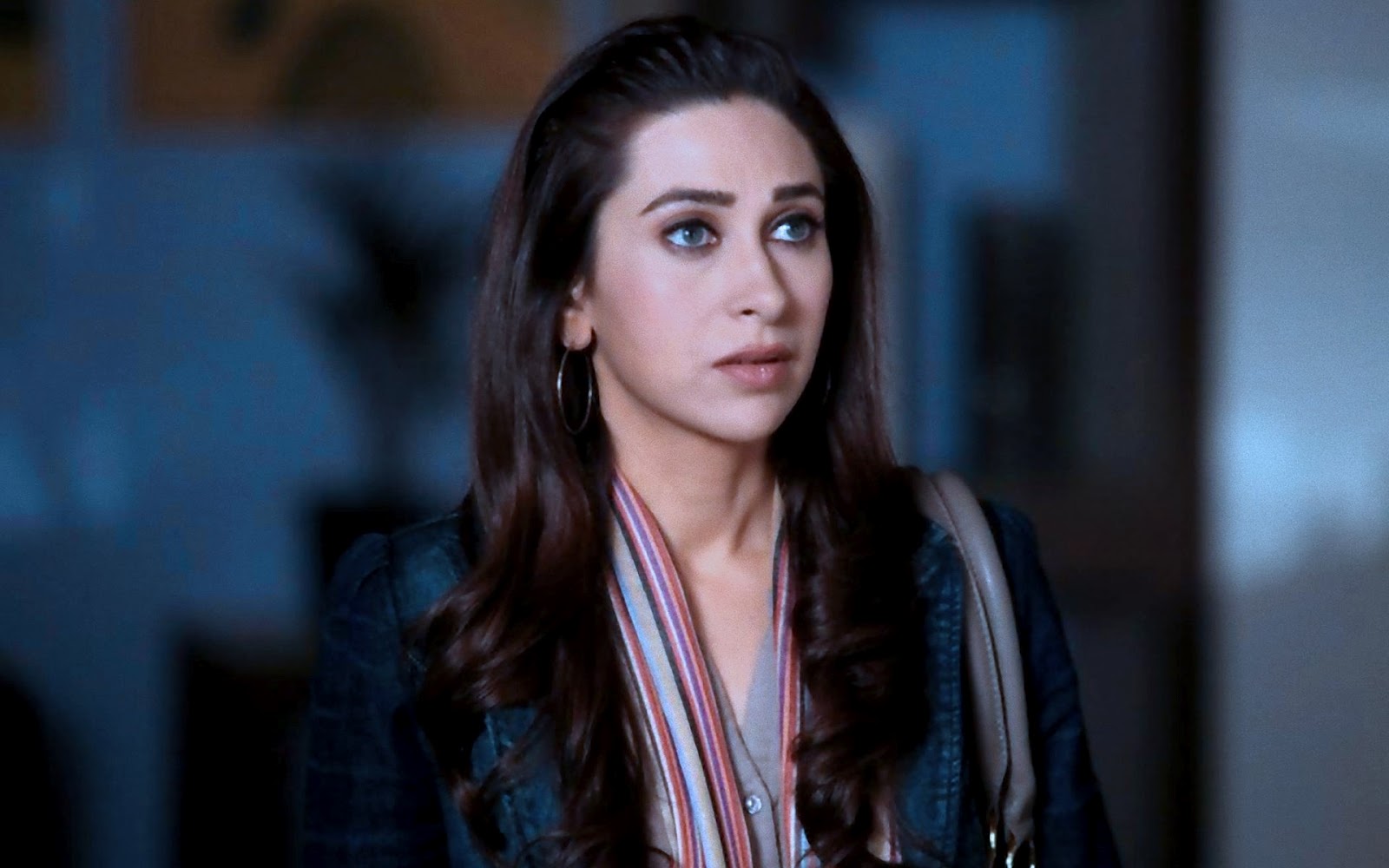 Karishma Kapoor Gorgeous HD Photos - Kapoor Cleavage